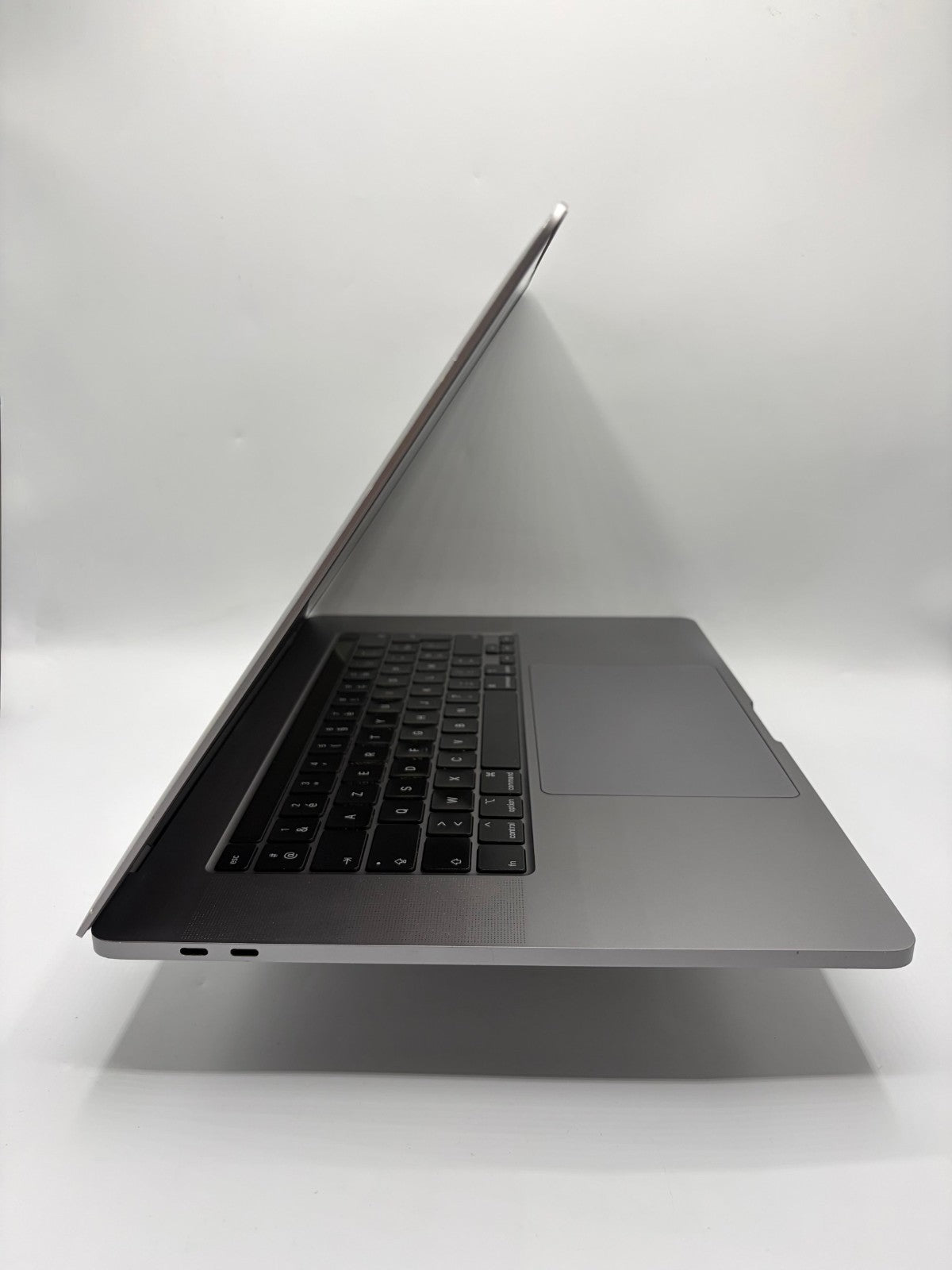 Apple MacBook Pro A2141 16" i7-9750H 16Go 512Go SSD Radeon Pro 5300M – Réf AT33