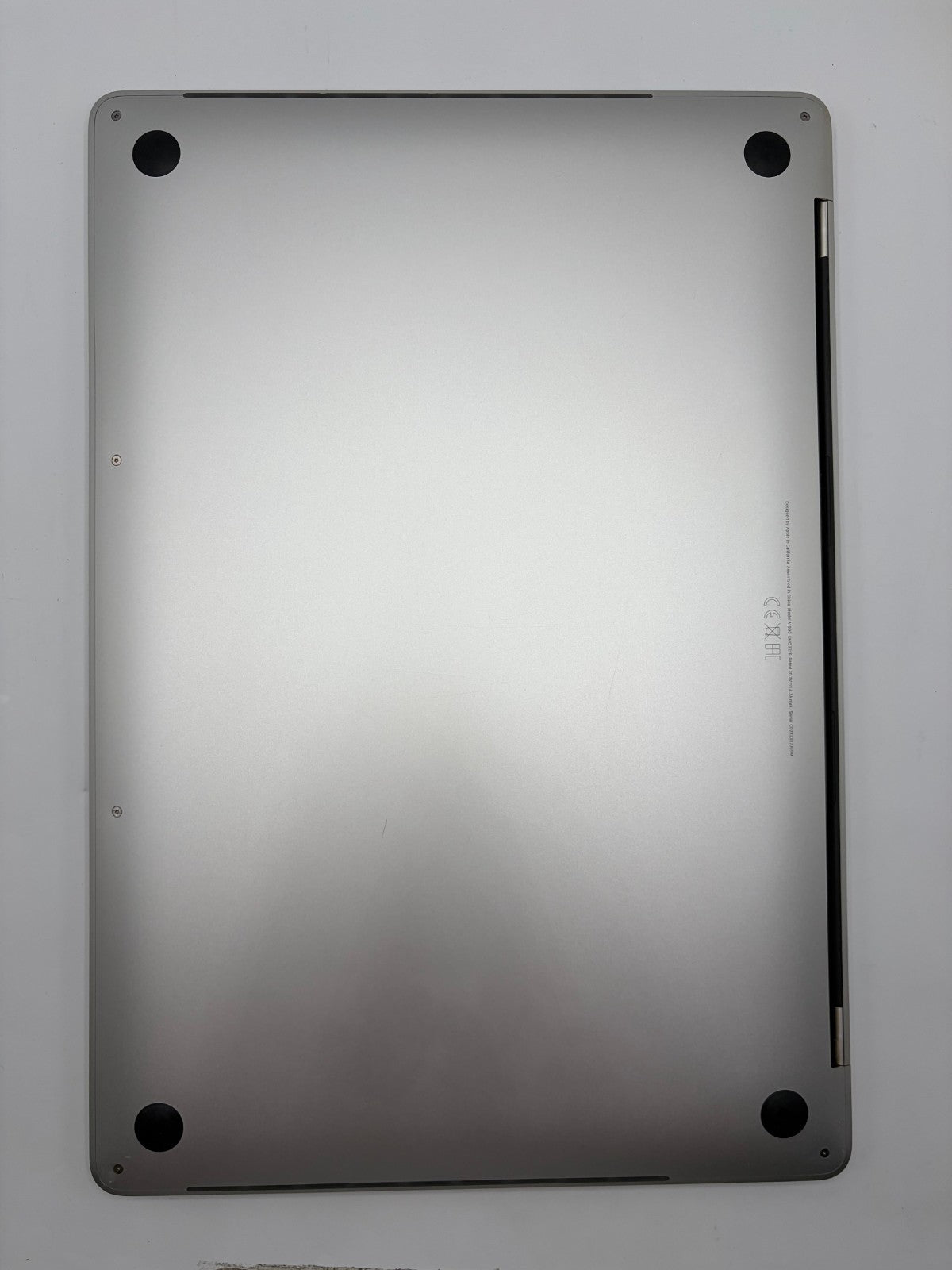 Apple MacBook Pro A1990 15,4" – i7-8850H – 16Go RAM – SSD 512Go – Réf. AT32