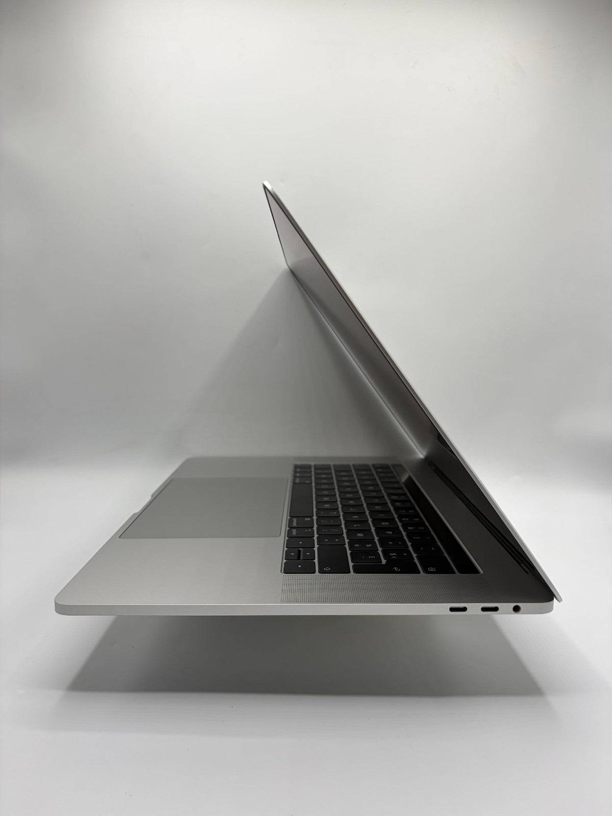 Apple MacBook Pro A1990 15,4" – i7-8850H – 16Go RAM – SSD 512Go – Réf. AT32