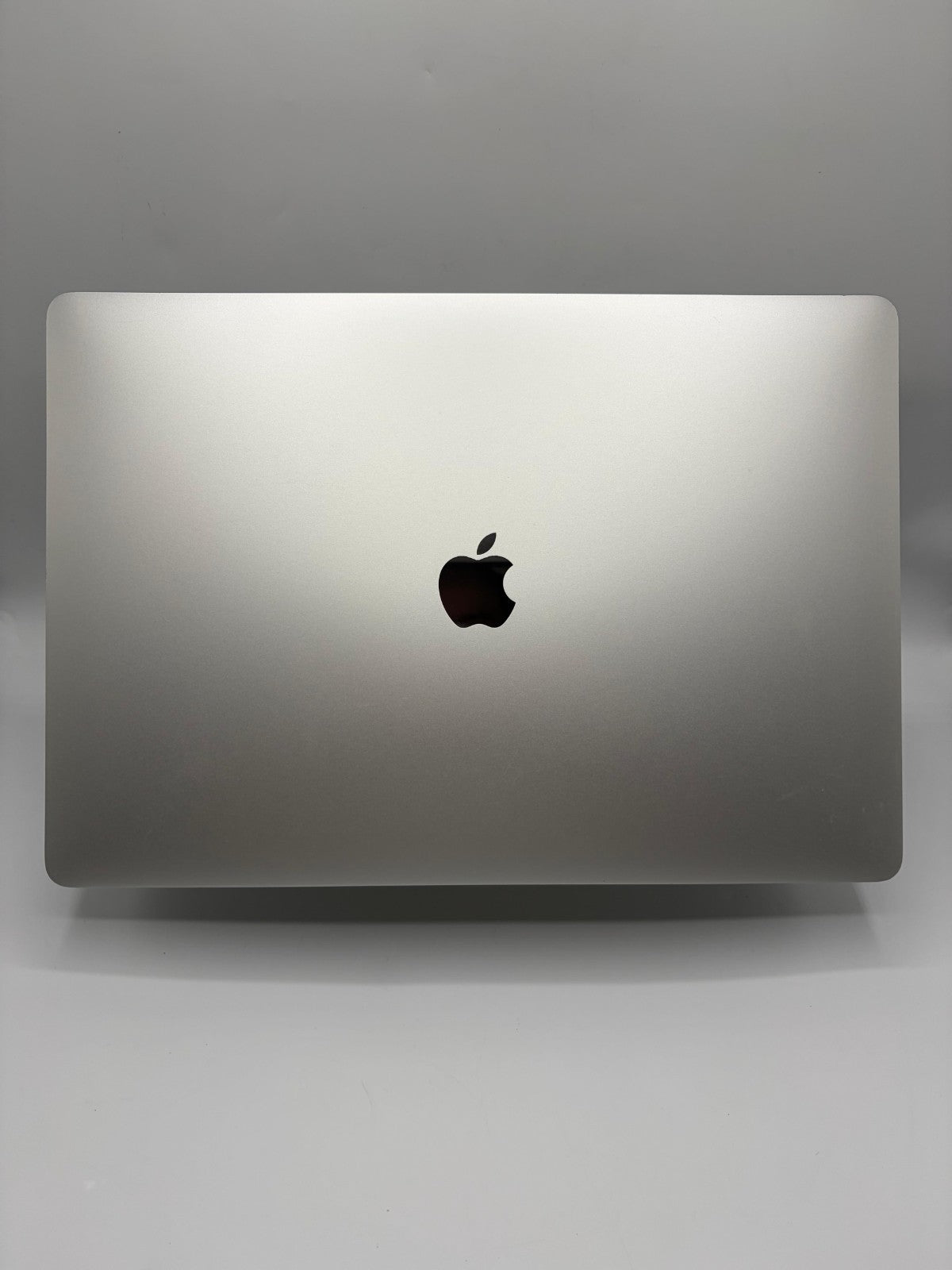 Apple MacBook Pro A1990 15,4" – i7-8850H – 16Go RAM – SSD 512Go – Réf. AT32