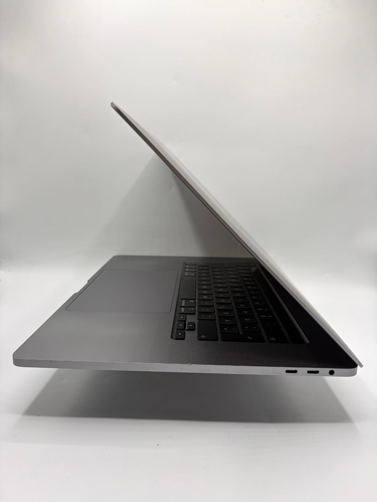 Apple MacBook Pro A2141 16" – i7-9750H – 16Go – SSD 512Go – QWERTY DE – Réf AT34