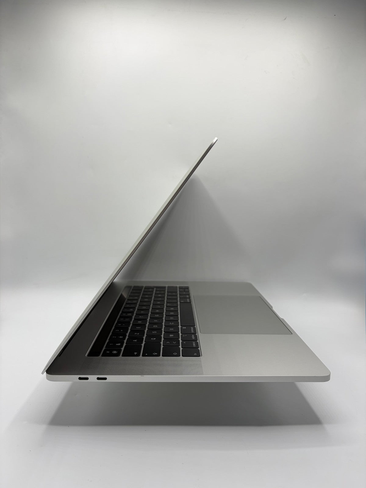 Apple MacBook Pro A1990 15,4" – i7-8850H – 16Go RAM – SSD 512Go – Réf. AT32