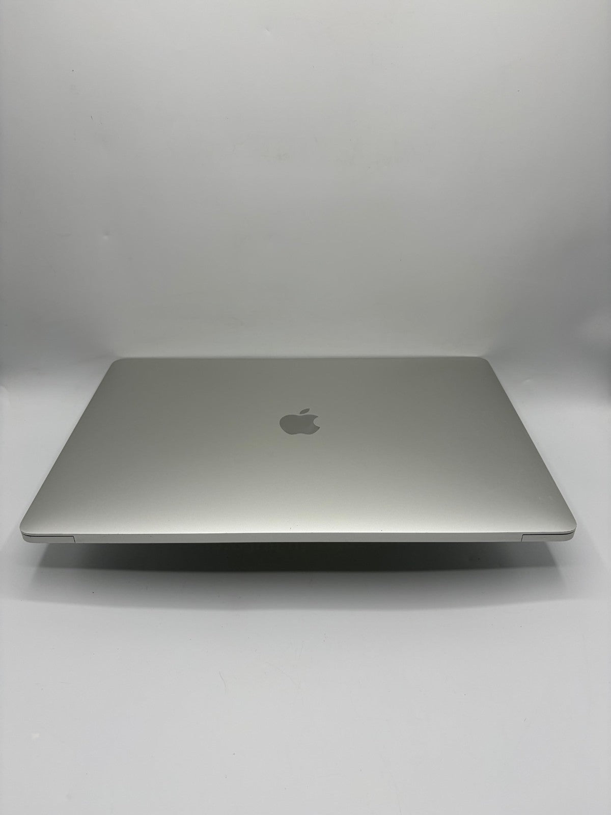 Apple MacBook Pro A1990 15,4" – i7-8850H – 16Go RAM – SSD 512Go – Réf. AT32
