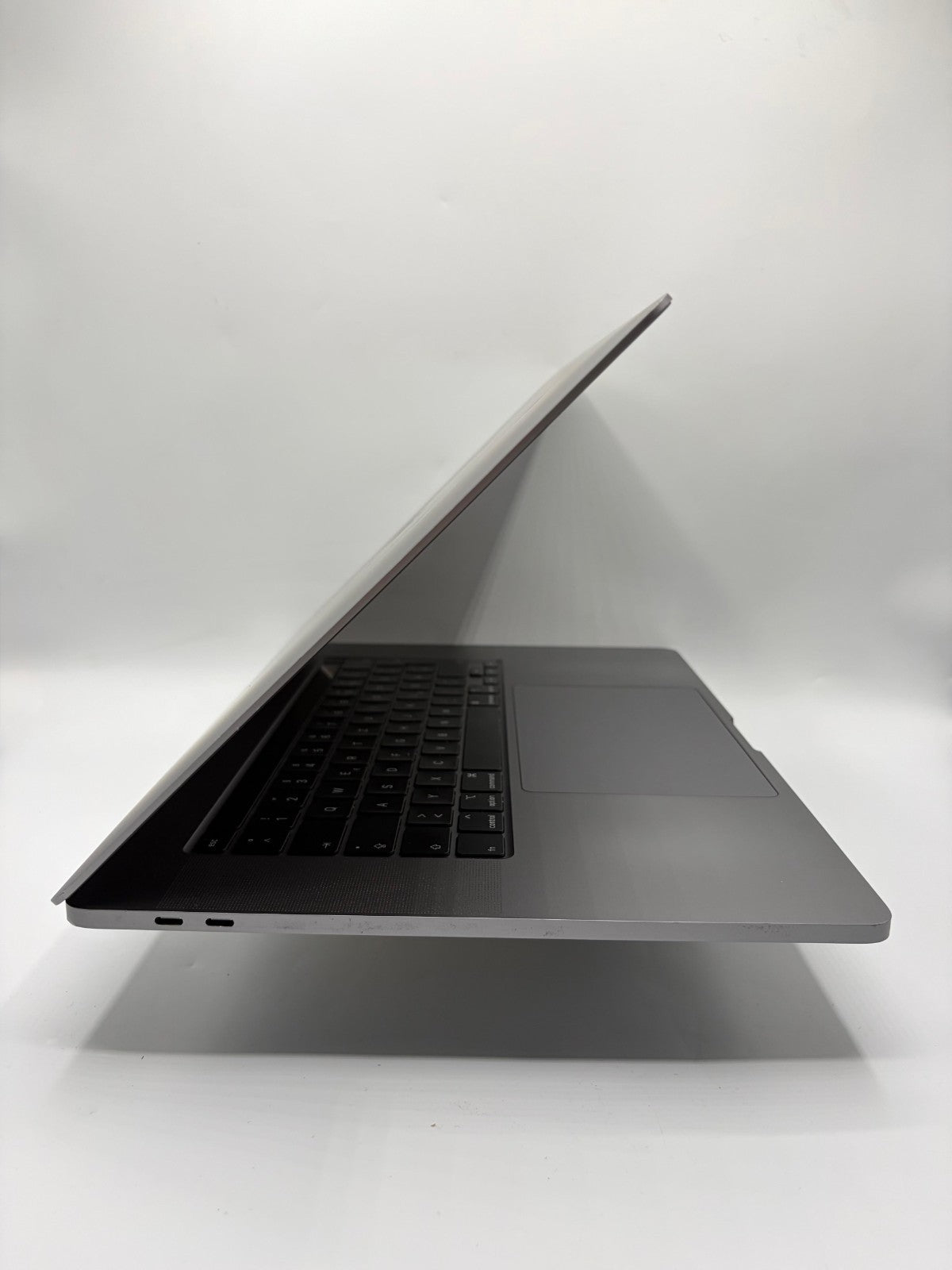 Apple MacBook Pro A2141 16" – i7-9750H – 16Go – SSD 512Go – QWERTY DE – Réf AT34
